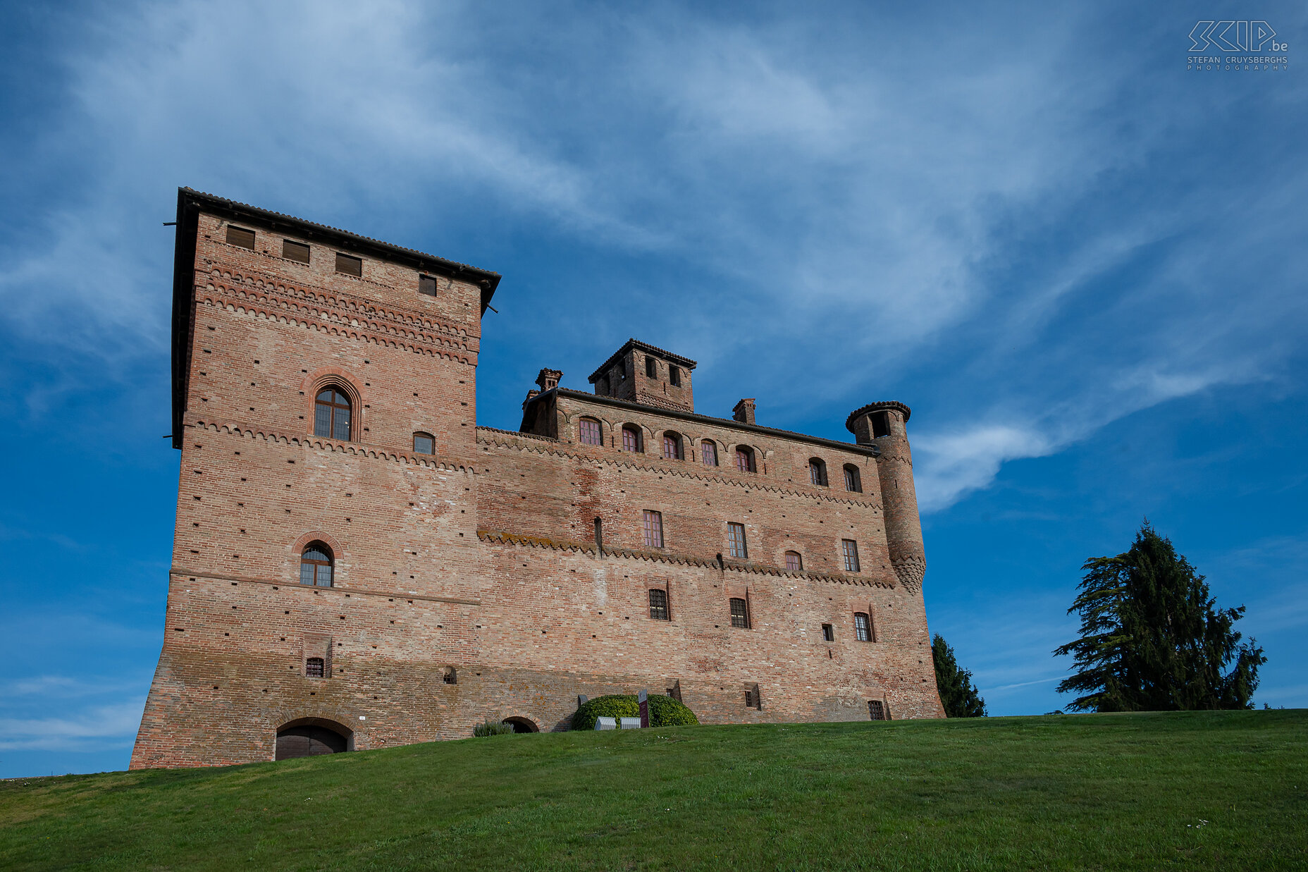 Grinzane Cavour - Castello di Grinzane Cavour Het 13-eeuws kasteel van Grinzane Cavour staat op de top van een heuvel en staat ingeschreven op de Werelderfgoedlijst van UNESCO. Het middeleeuwse karakter is er nog perfect bewaard gebleven en het is nu een museum, enoteca en restaurant. Rondom het kasteel zijn allemaal wijngaarden en het uitzicht is prachtig. De staatsman Graaf Camillo Benso van Cavour heeft er een aantal jaar gewoond en hij speelde een belangrijke rol in de Italiaanse eenwording (1861), was de architect van de Italiaanse grondwet en werd de eerste premier van het één geworden Italië. Stefan Cruysberghs